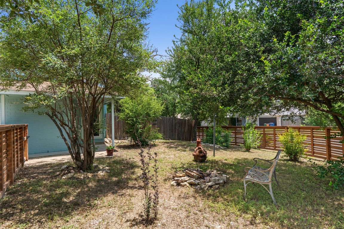 8615 Croydon Loop Austin, TX 78748 - Photo 25 of 28 a backyard of a house with table and chairs