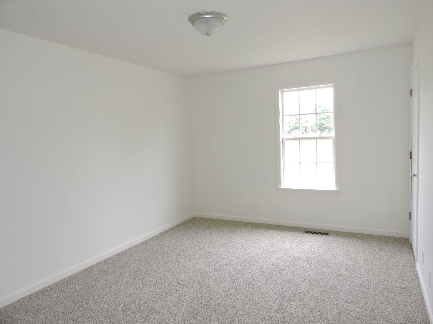 118 Ferrells Loop Road Manchester, TN 37355 - Photo 17 of 28 an empty room with a window
