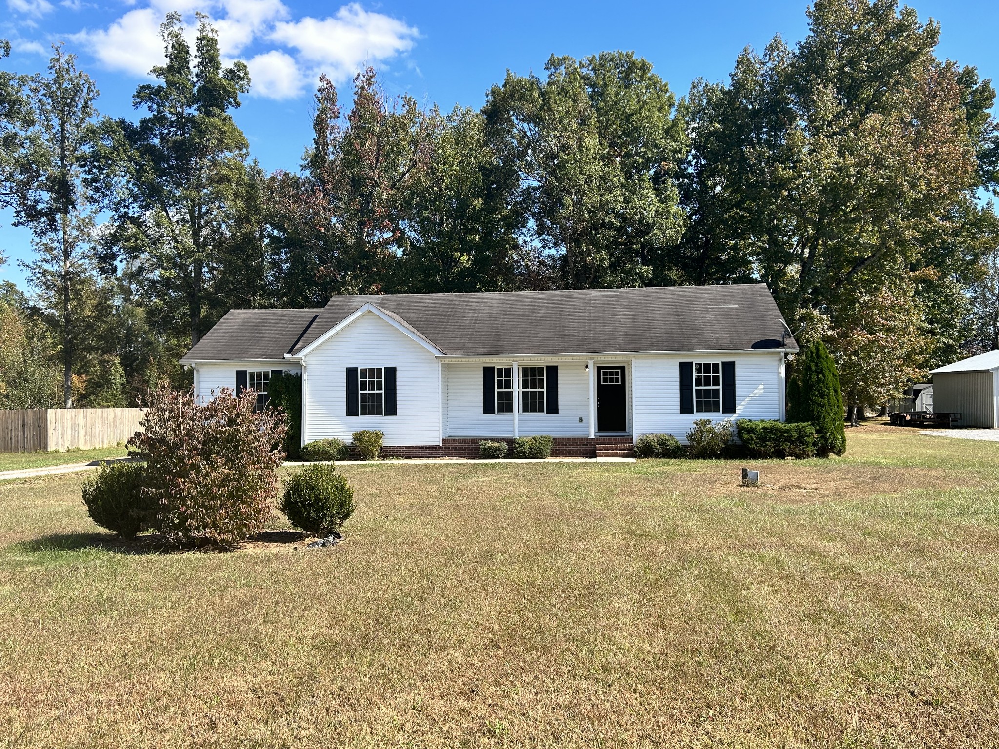 118 Ferrells Loop Road Manchester, TN 37355 - Photo 3 of 28 a front view of a house with a yard