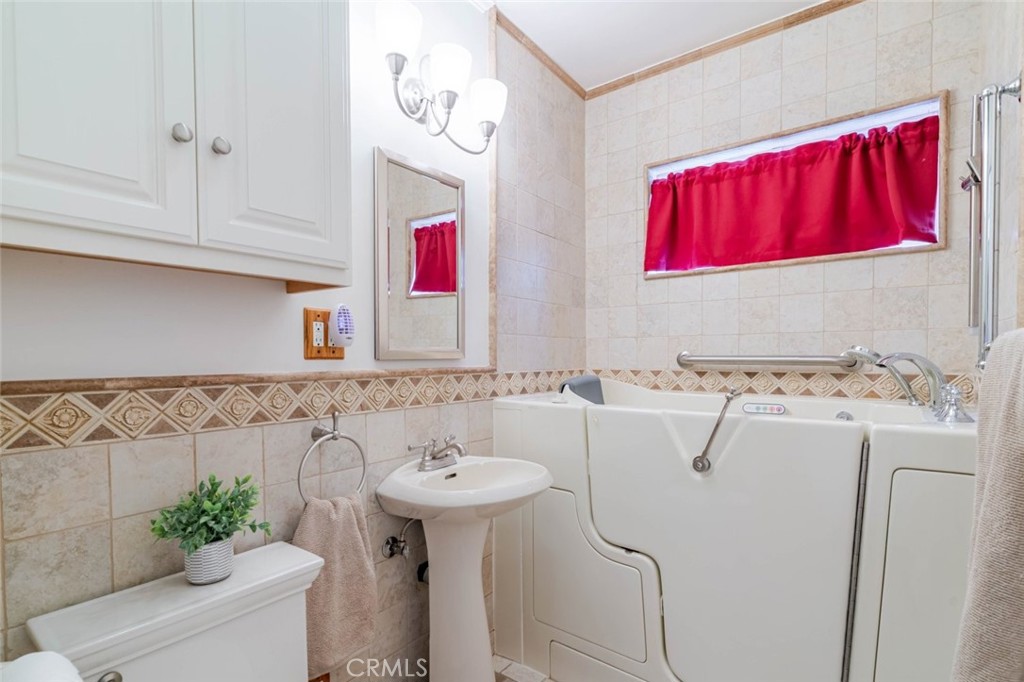 835 North Lincoln Street Burbank, CA 91506 - Photo 18 of 38 a bathroom with a sink and a mirror