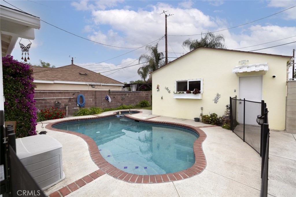 835 North Lincoln Street Burbank, CA 91506 - Photo 36 of 38 a view of a house with swimming pool