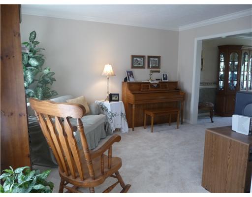 311 Allison Road Gibsonia, PA 15044 - Photo 4 of 18 Living Room.