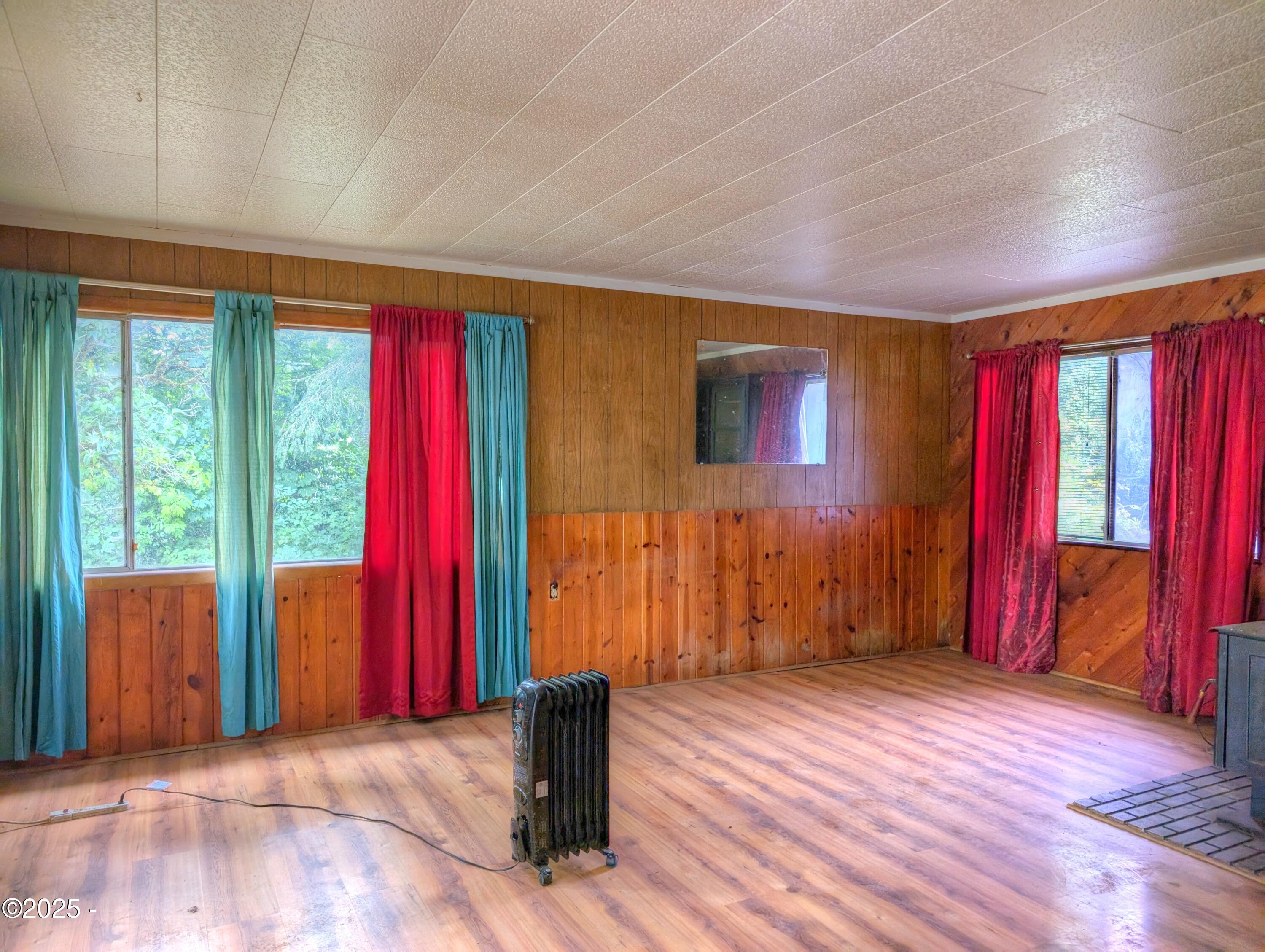 1601 Moonshine Park Road Logsden, OR 97357 - Photo 4 of 18 Living Room