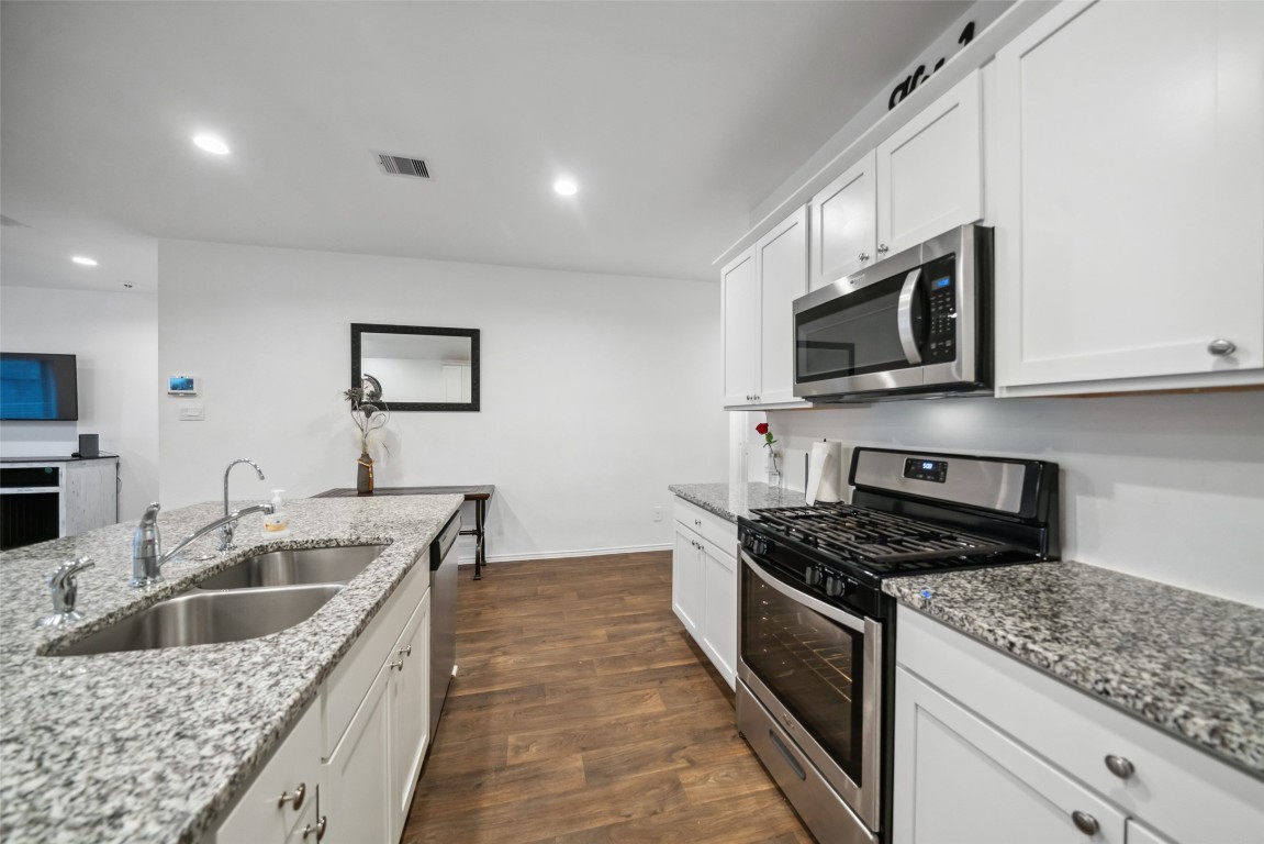 3308 Cold Swan Court Conroe, TX 77301 - Photo 9 of 25 Comes equipped with gas stove and microwave.