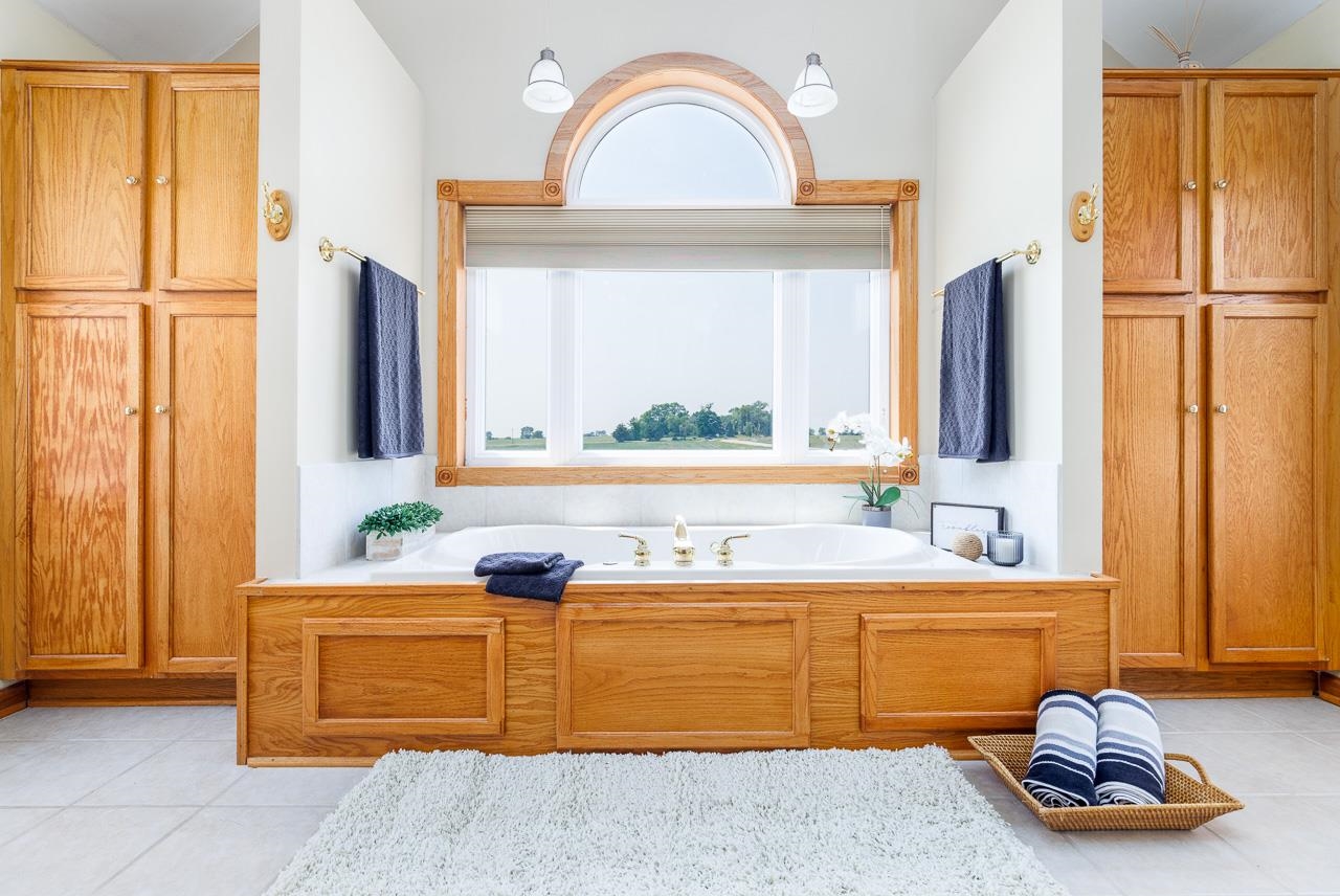 16288 Cunningham Road Pecatonica, IL 61063 - Photo 13 of 32 a bathroom with a tub sink and mirror