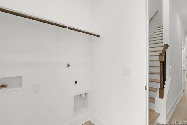 a view of a house with backyard