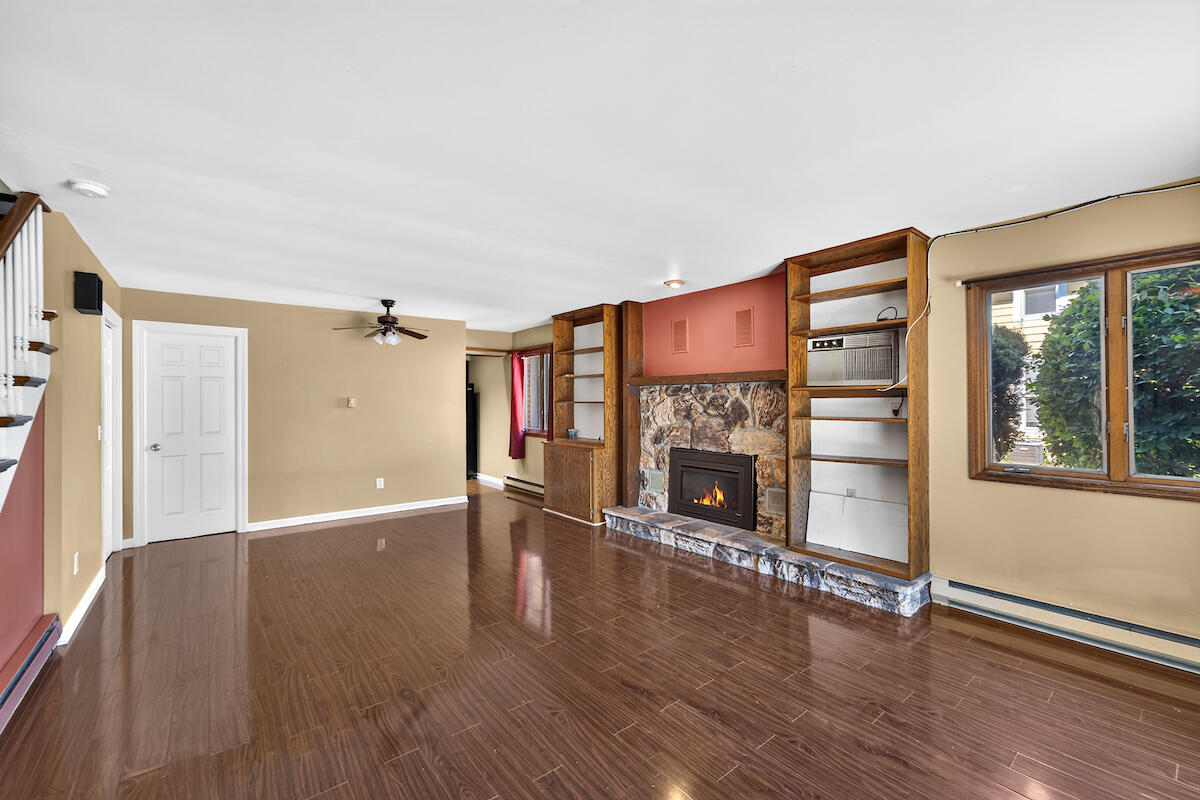 445 West Chestnut Street Burlington, WI 53105 - Photo 4 of 36 Living with Gas fireplace