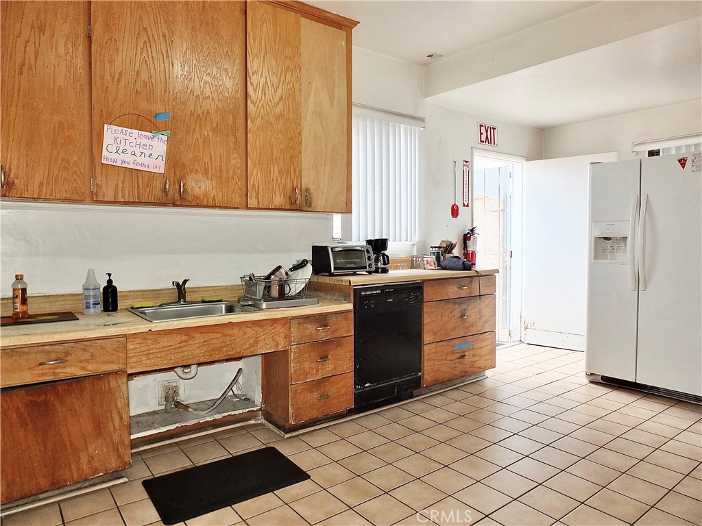 836 Atlantic Avenue Long Beach, CA 90813 - Photo 16 of 27 a kitchen that has a sink and a stove in it