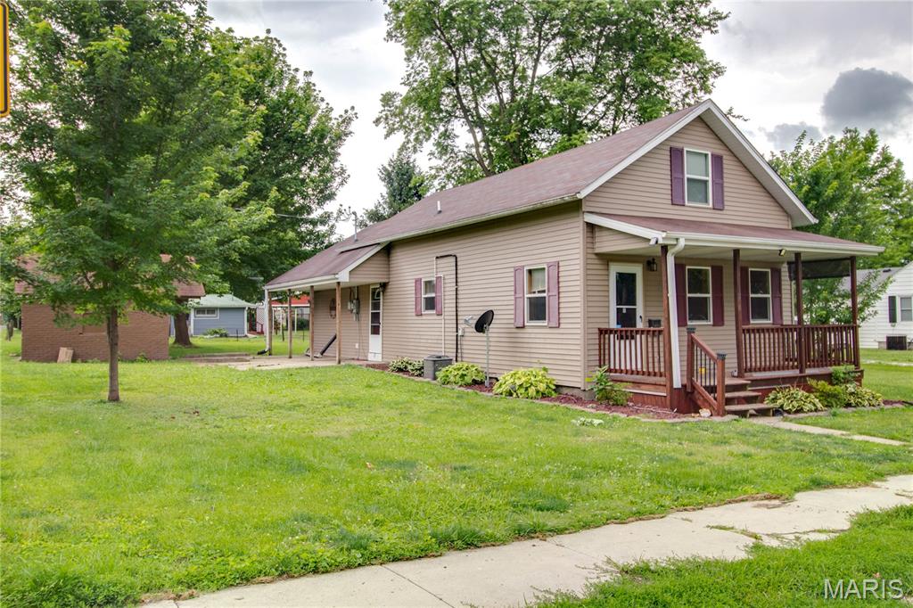 821 Locust Carrollton, IL 62016 - Photo 2 of 17
