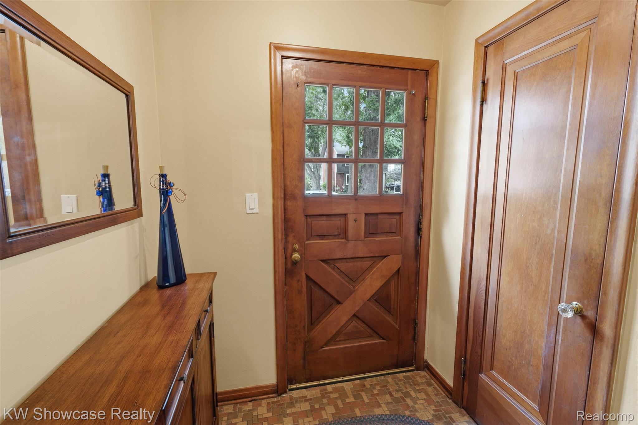 2071 Dorothea Road Berkley, MI 48072 - Photo 4 of 33 Foyer