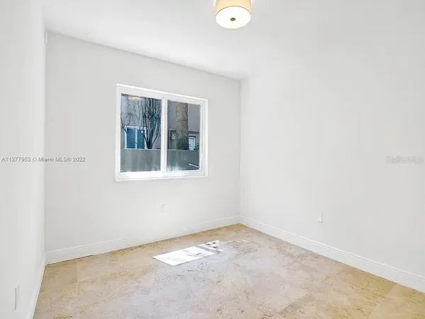 a view of empty room with window