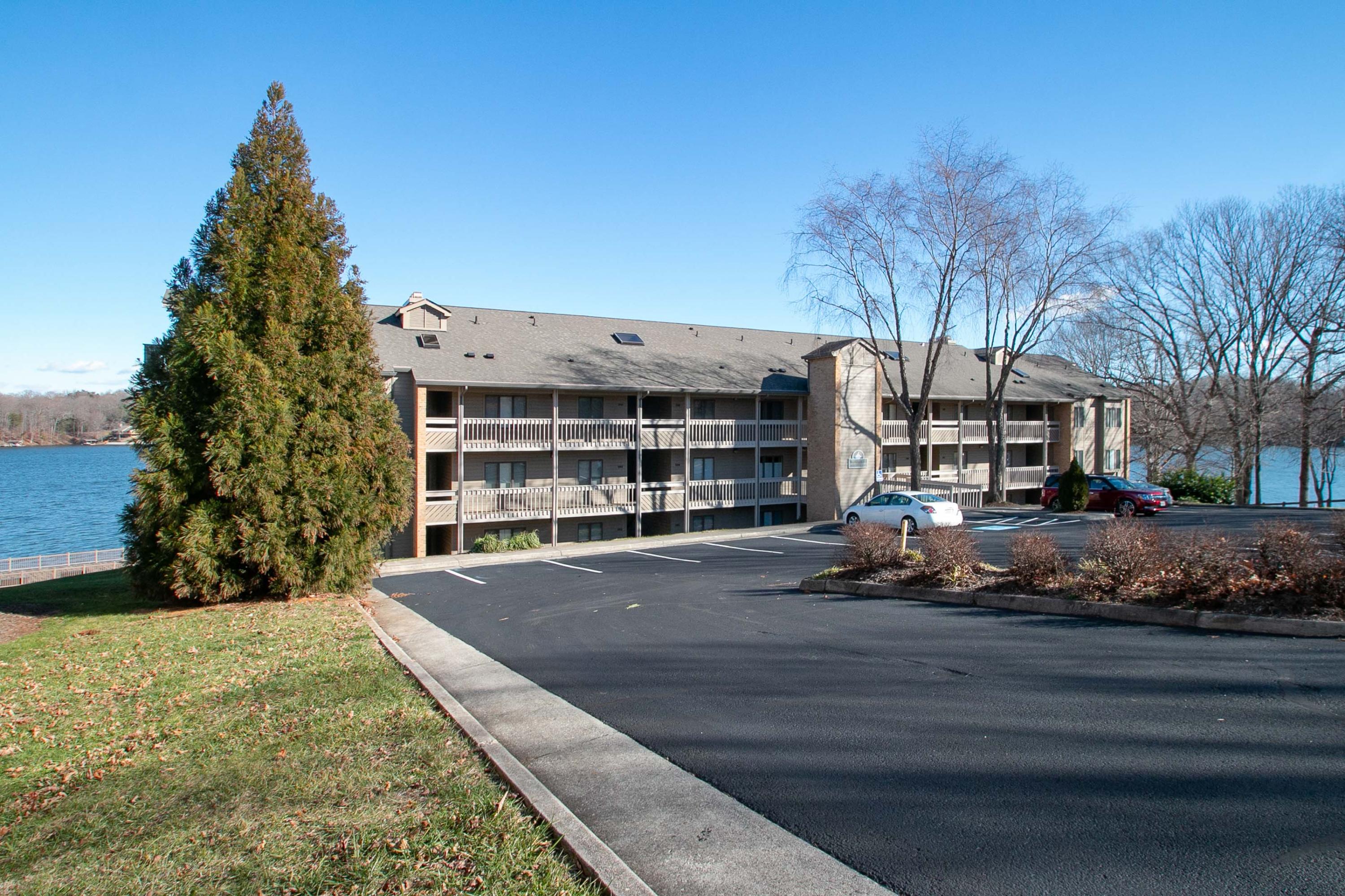 850 Gangplank Road, Unit 314 Moneta, VA 24121 - Photo 5 of 32 img_5399