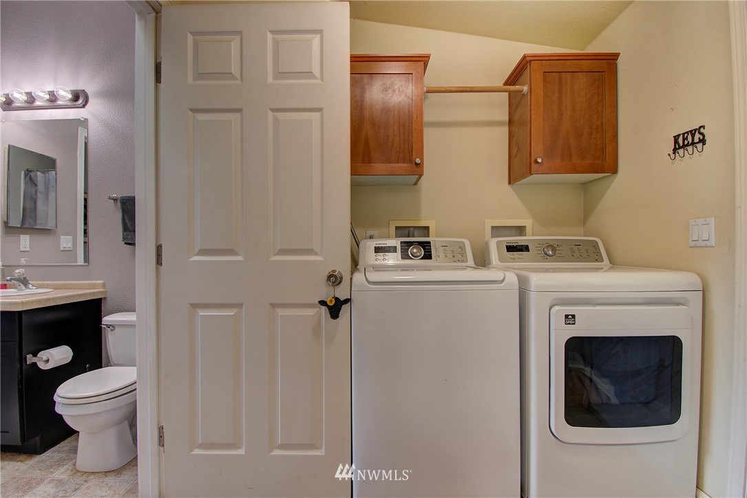595 Nevil Road Winlock, WA 98596 - Photo 16 of 34 a bathroom with a toilet and a sink