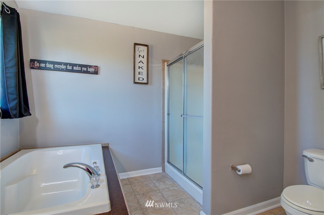 595 Nevil Road Winlock, WA 98596 - Photo 19 of 34 a bathroom with a bathtub and shower