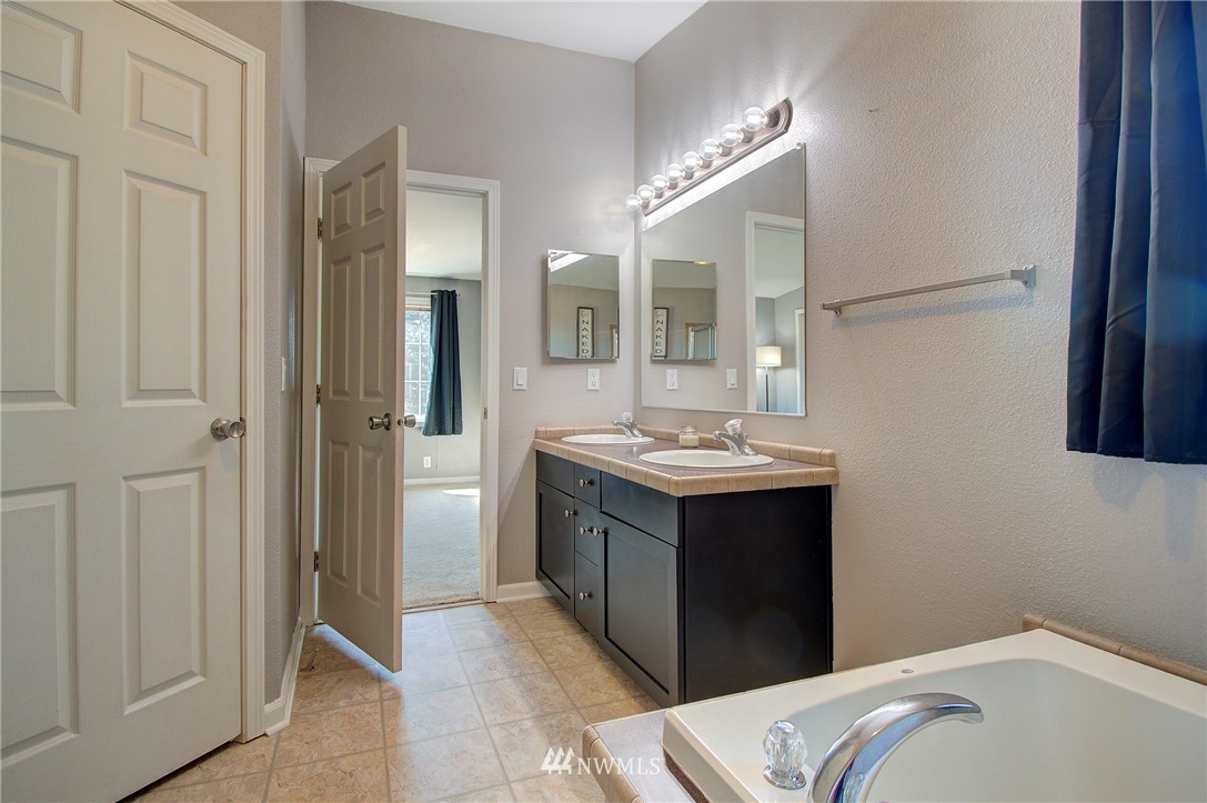 595 Nevil Road Winlock, WA 98596 - Photo 21 of 34 a bathroom with a sink and mirror