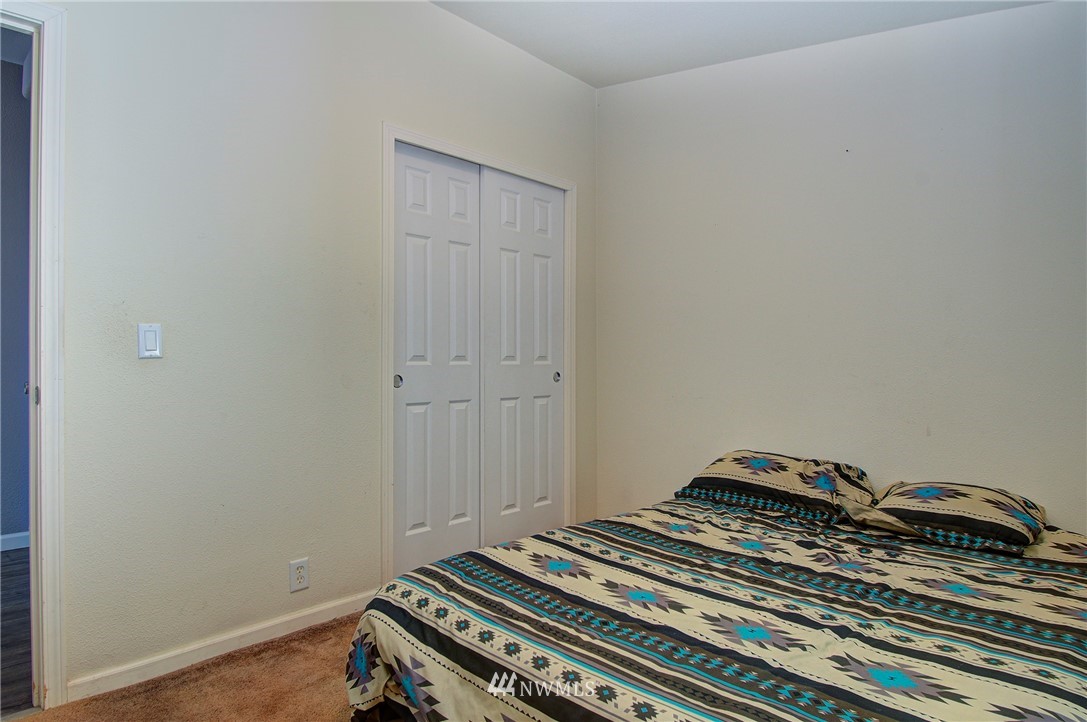 595 Nevil Road Winlock, WA 98596 - Photo 22 of 34 a bedroom with a bed