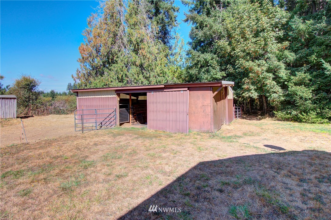 595 Nevil Road Winlock, WA 98596 - Photo 24 of 34 a backyard of a house
