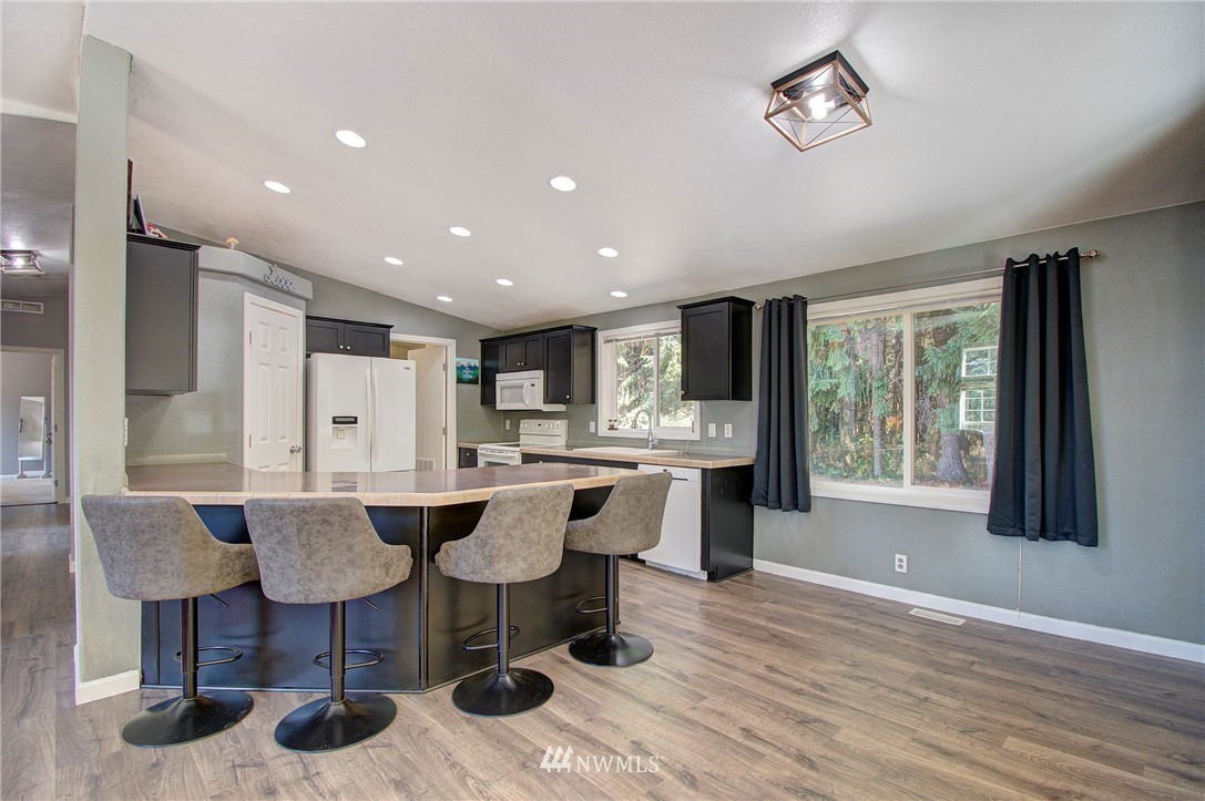 595 Nevil Road Winlock, WA 98596 - Photo 6 of 34 a large kitchen with a table and chairs