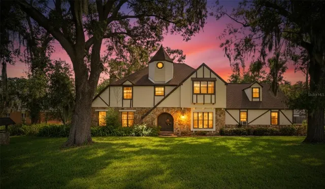 a view of house with garden