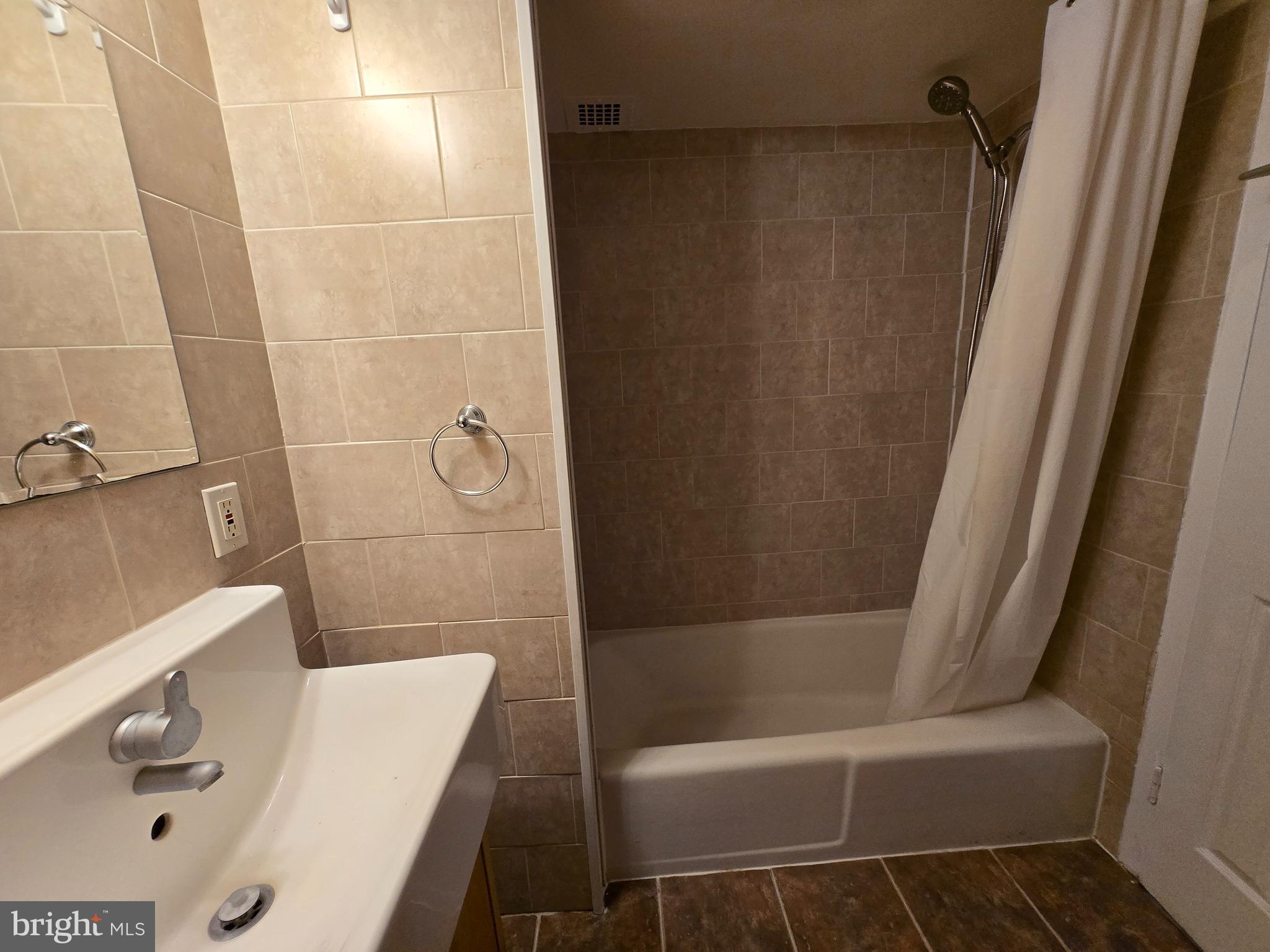 2614 Fort Farnsworth Road, Unit 254 Alexandria, VA 22303 - Photo 9 of 11 a bathroom with a tub and a shower