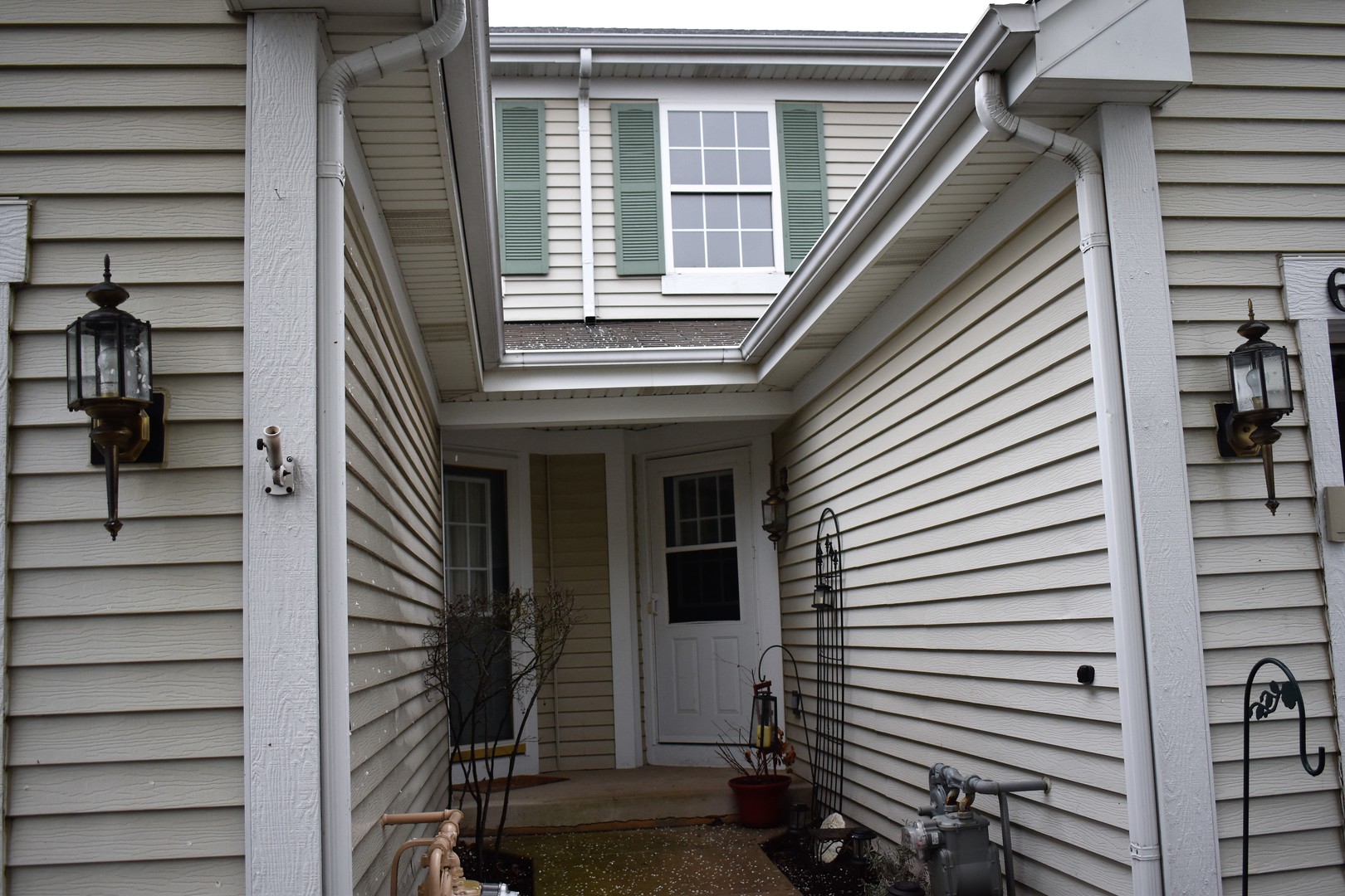 605 Chestnut Ridge Minooka, IL 60447 - Photo 1 of 16 a view of a house with entryway and windows