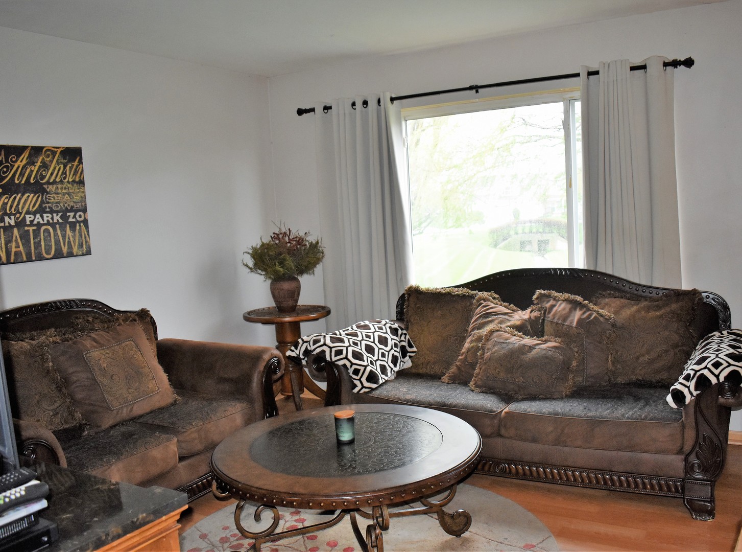 605 Chestnut Ridge Minooka, IL 60447 - Photo 8 of 16 a living room with furniture and a window