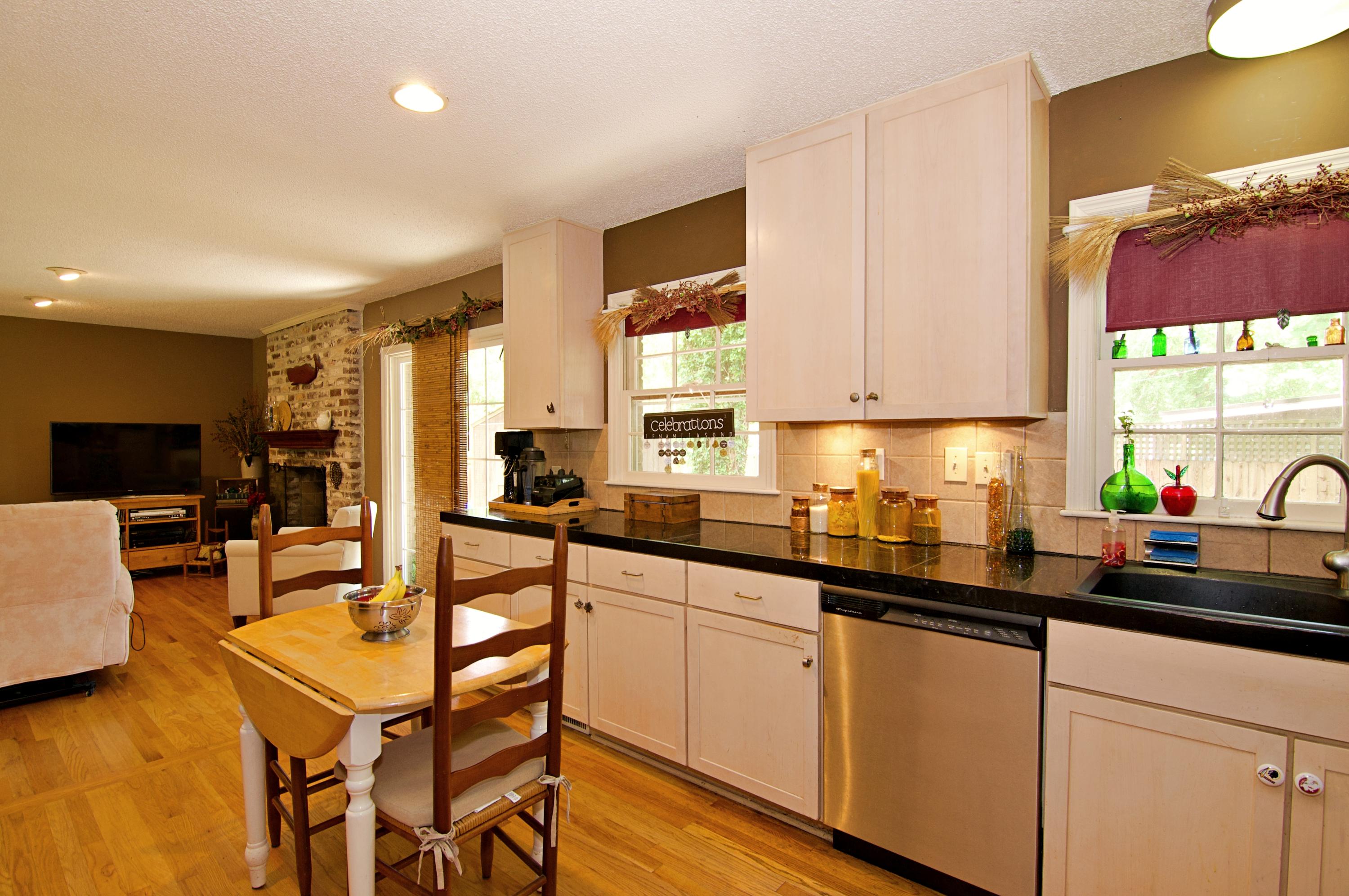 1104 Harbor View Road Charleston, SC 29412 - Photo 13 of 31 26