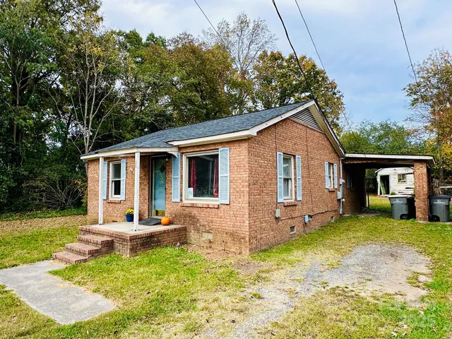 a view of a backyard with a small cabin