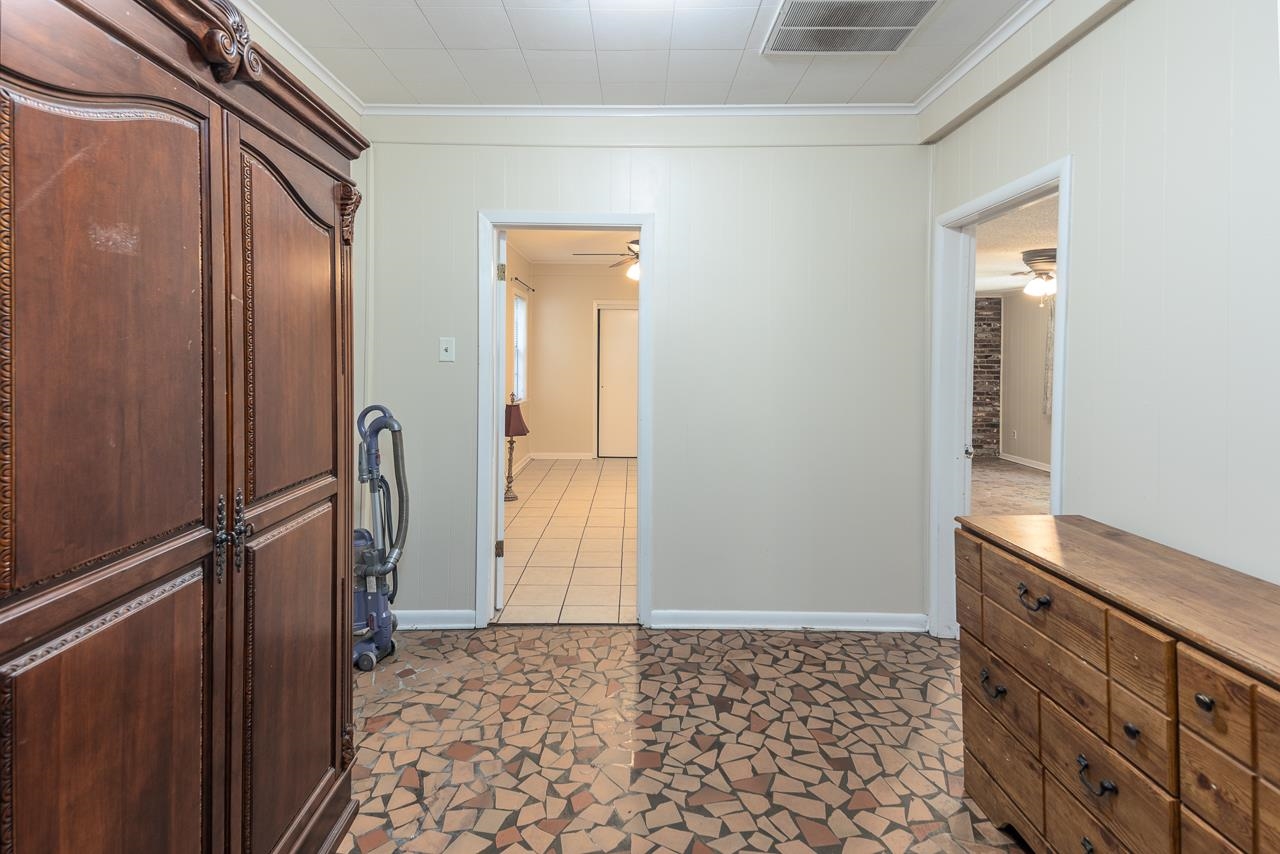 1264 Dovecrest Road Memphis, TN 38134 - Photo 20 of 30 a view of hallway with closet