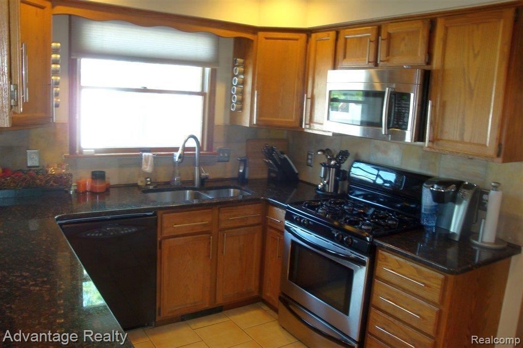50115 Sass Road New Baltimore, MI 48047 - Photo 8 of 24 Kitchen3.jpg