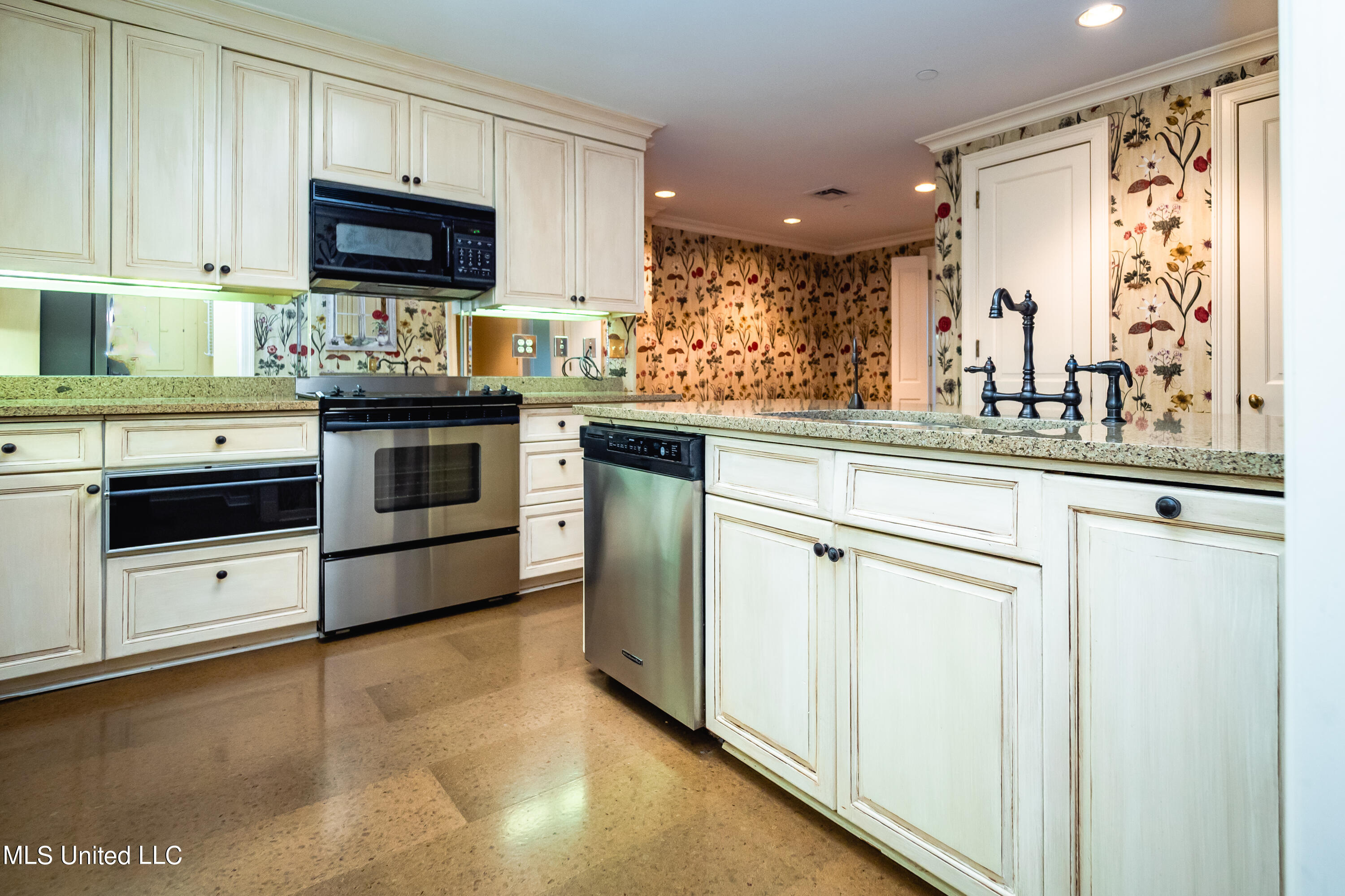 1200 Meadowbrook Road, Unit 36 Jackson, MS 39206 - Photo 29 of 51 PB100027-Edit