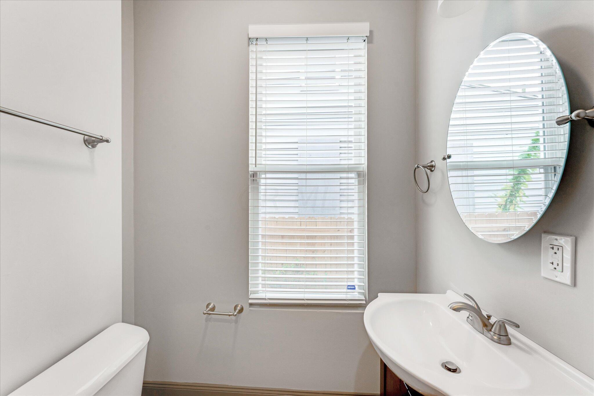 486 Berkeley Road Columbus, OH 43205 - Photo 6 of 19 Half bath 02