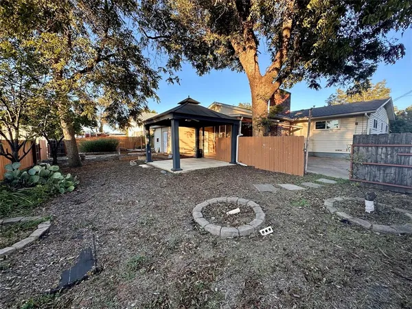 a view of backyard of the house