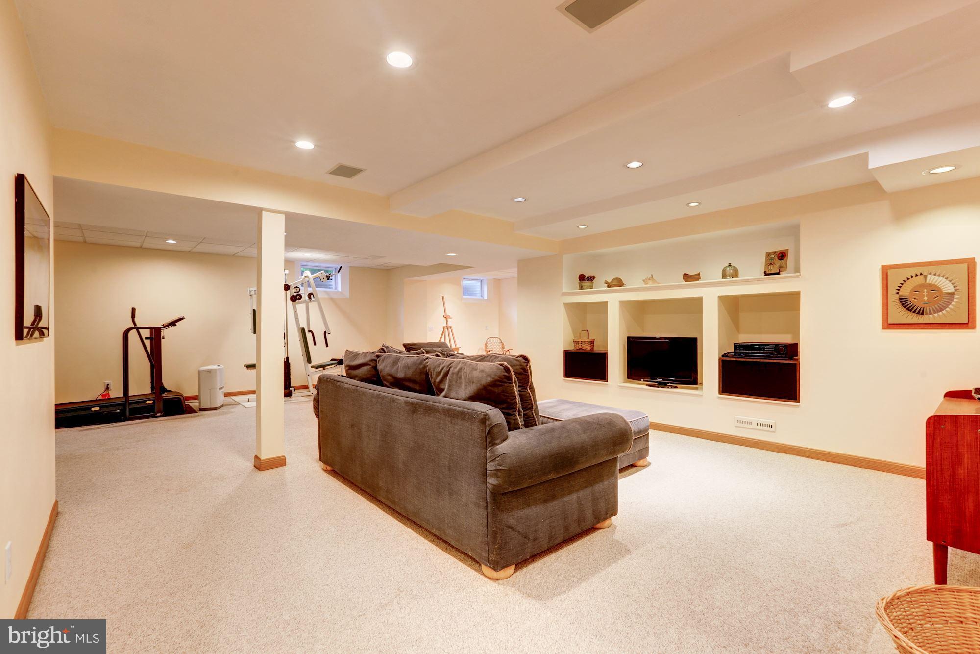 21210 Peach Tree Road Dickerson, MD 20842 - Photo 22 of 30 Family Room