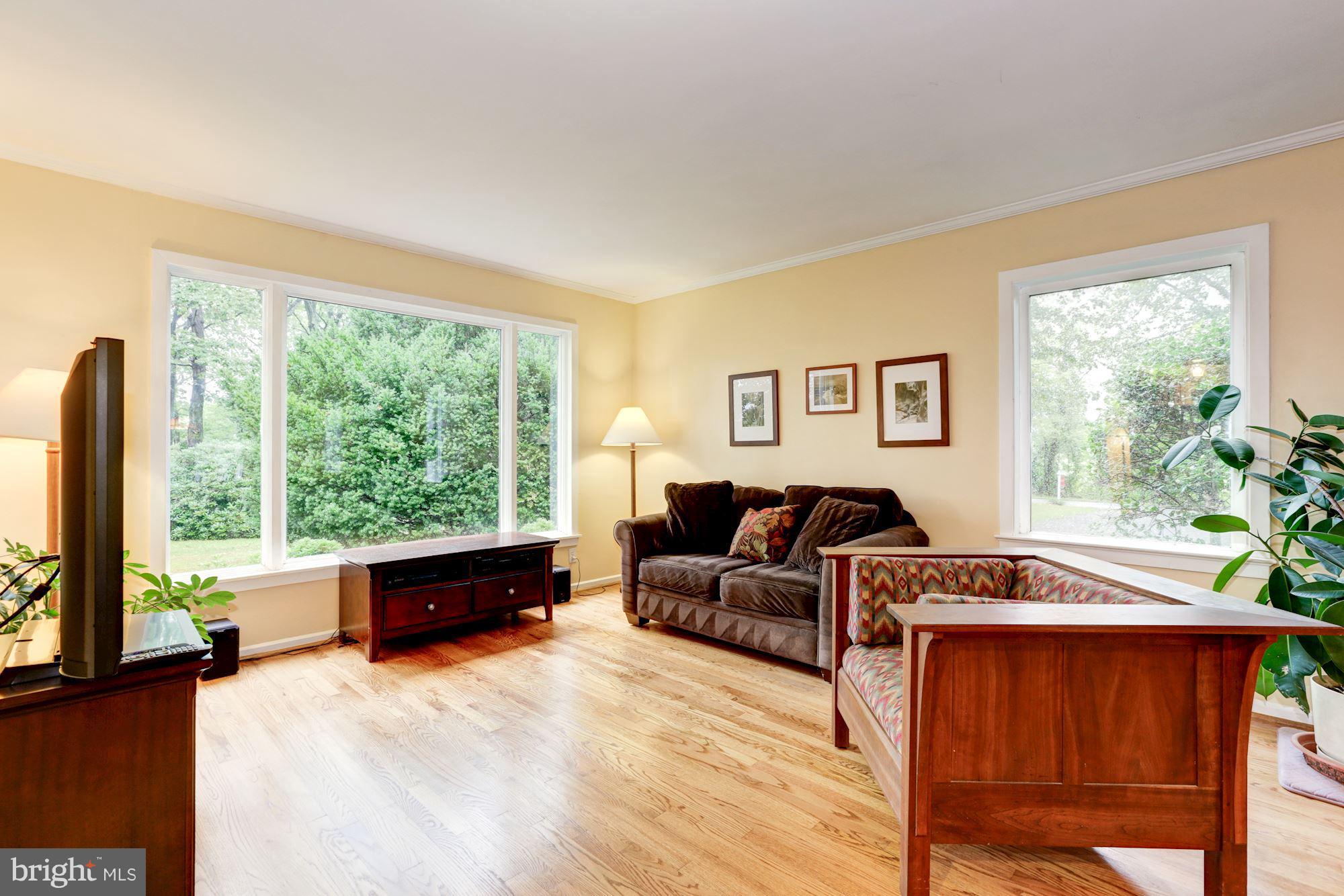 21210 Peach Tree Road Dickerson, MD 20842 - Photo 5 of 30 Living Room with gleaming hardwood floors