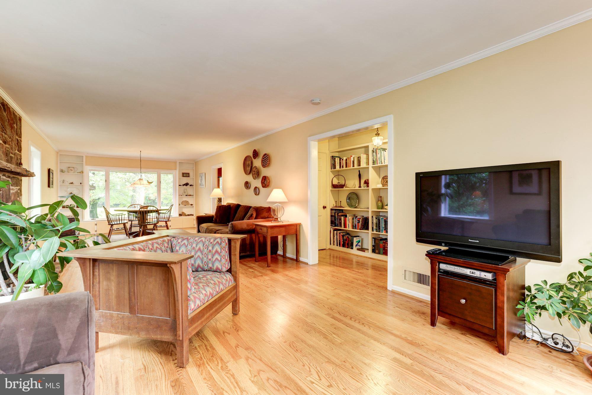 21210 Peach Tree Road Dickerson, MD 20842 - Photo 6 of 30 Living Room and sitting area