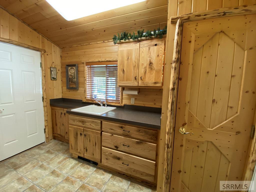 4070 Southgate Island Park, ID 83429 - Photo 27 of 82 Laundry room