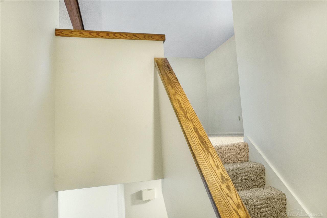 215 East Jolly Road Lansing, MI 48910 - Photo 27 of 38 50070946-26.JPG