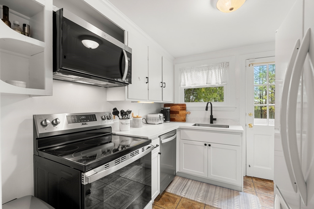 2 Girdler Road Marblehead, MA 01945 - Photo 7 of 30