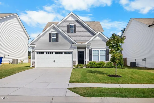 a view of house with a yard