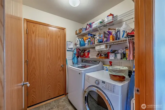 a view of entryway with a workspace