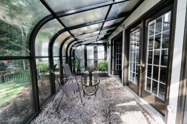 a view of entryway with garden and patio