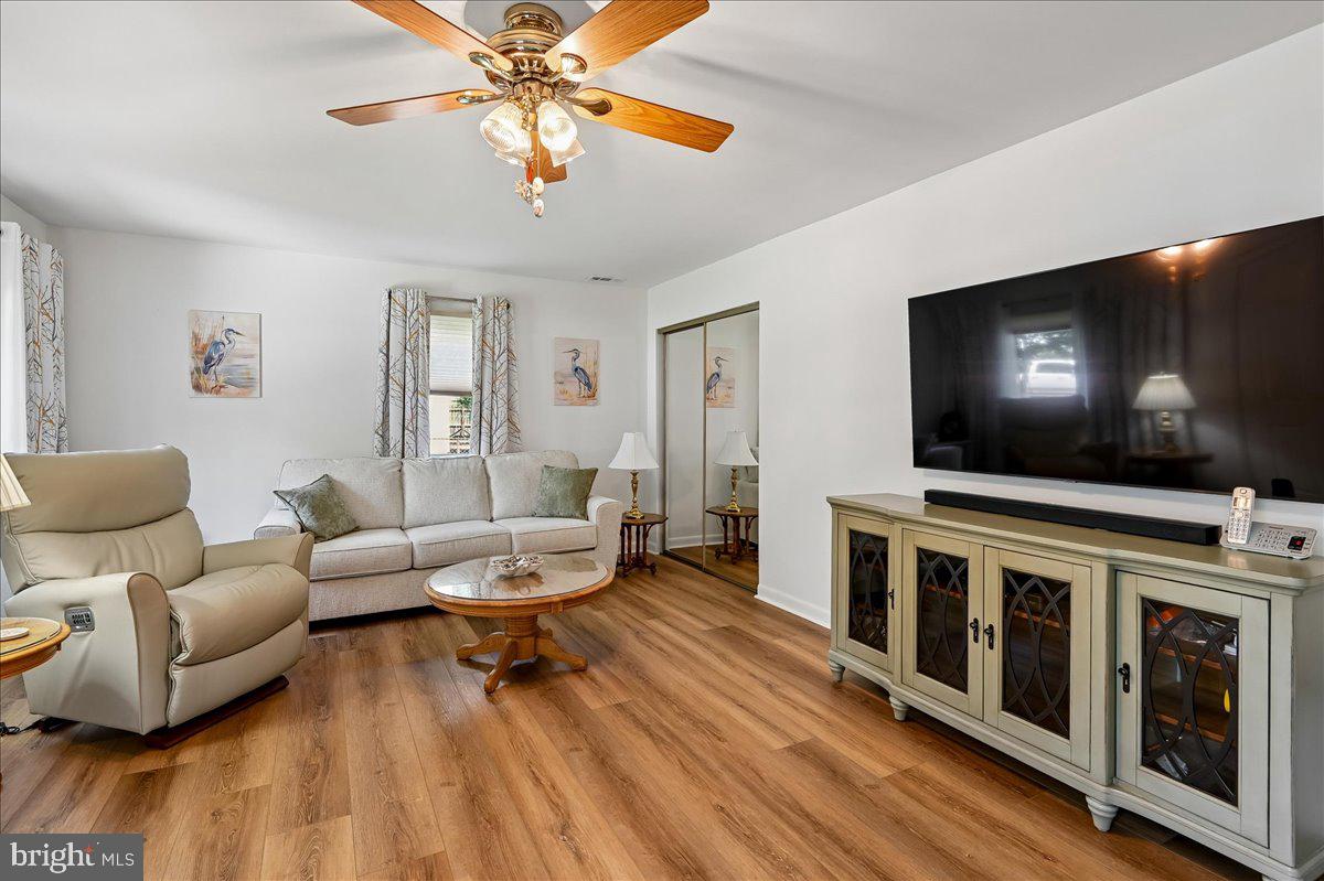 1731 Tacoma Road Edgewater, MD 21037 - Photo 19 of 59 Bright and inviting living space.