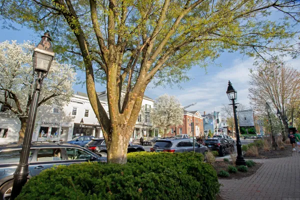 $2,450 | 421 Main Street, Ridgefield, CT 06877