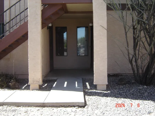 a view of a entrance of the house