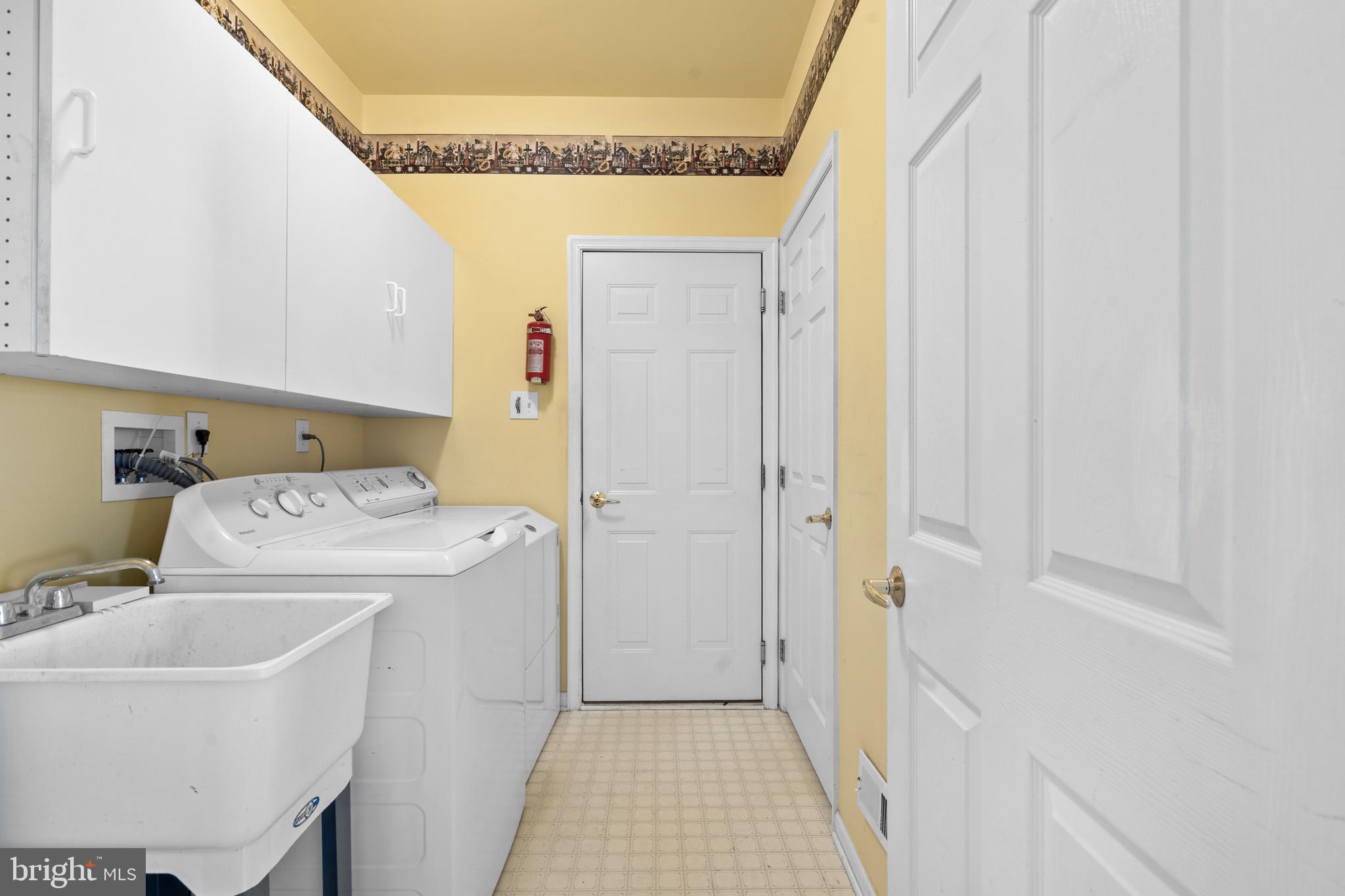 24 Tupelo Lane Langhorne, PA 19047 - Photo 10 of 37 a utility room with dryer and washer