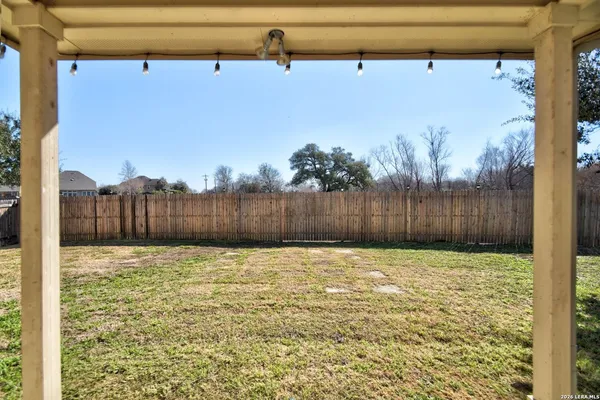 a view of a back yard