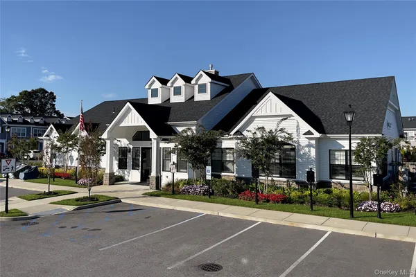 $3,305 | 126 Sutton Court, Unit 126, Deer Park, NY 11729