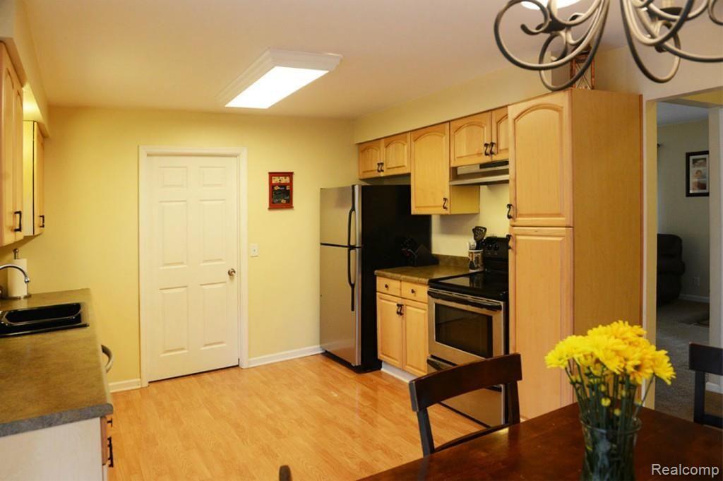 3888 Orchardview Avenue Rochester, MI 48307 - Photo 6 of 17 Kitchen 3.jpg