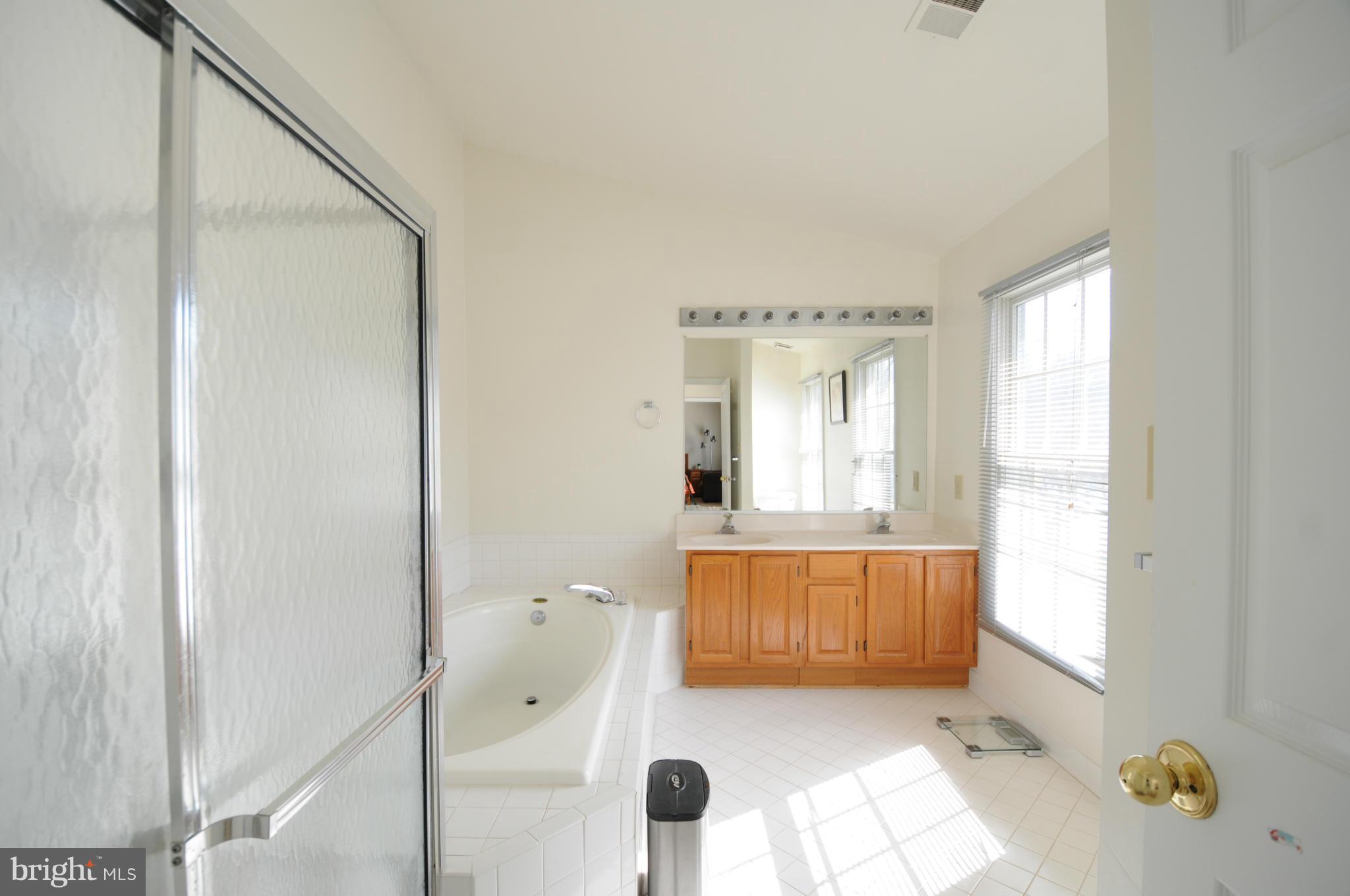 18909 Falling Star Road Germantown, MD 20874 - Photo 17 of 28 Bath (Master)